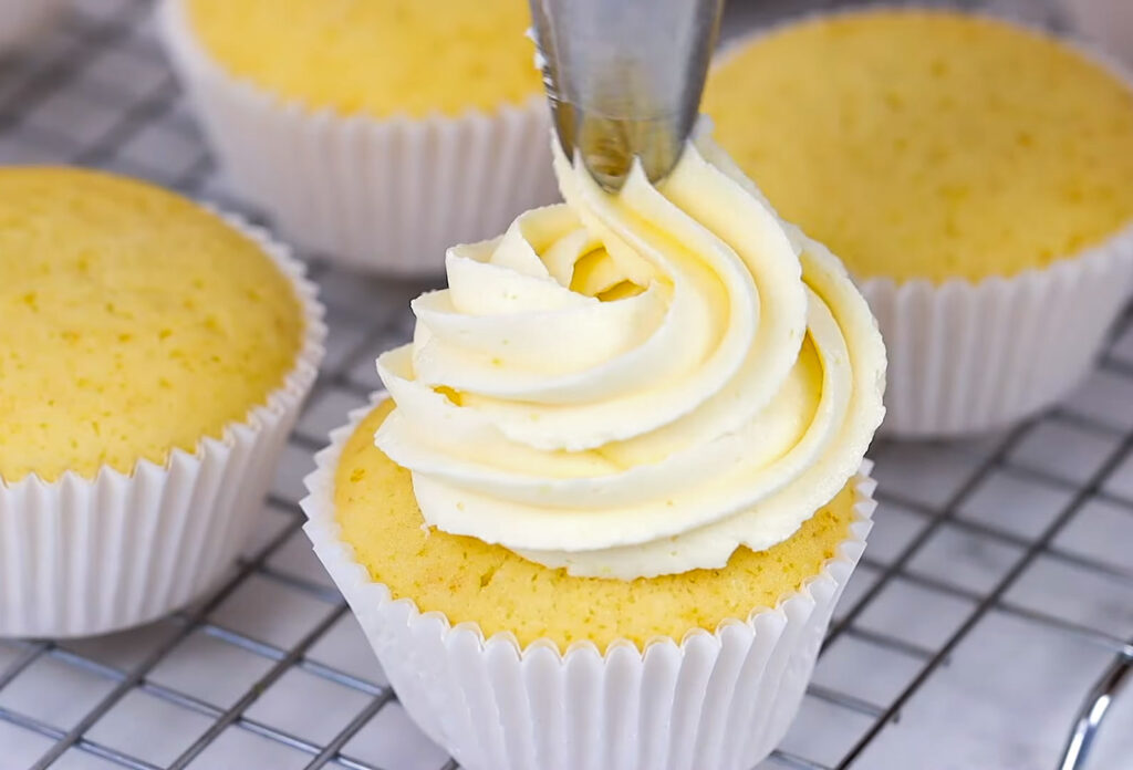 Lemon cupcakes frosting