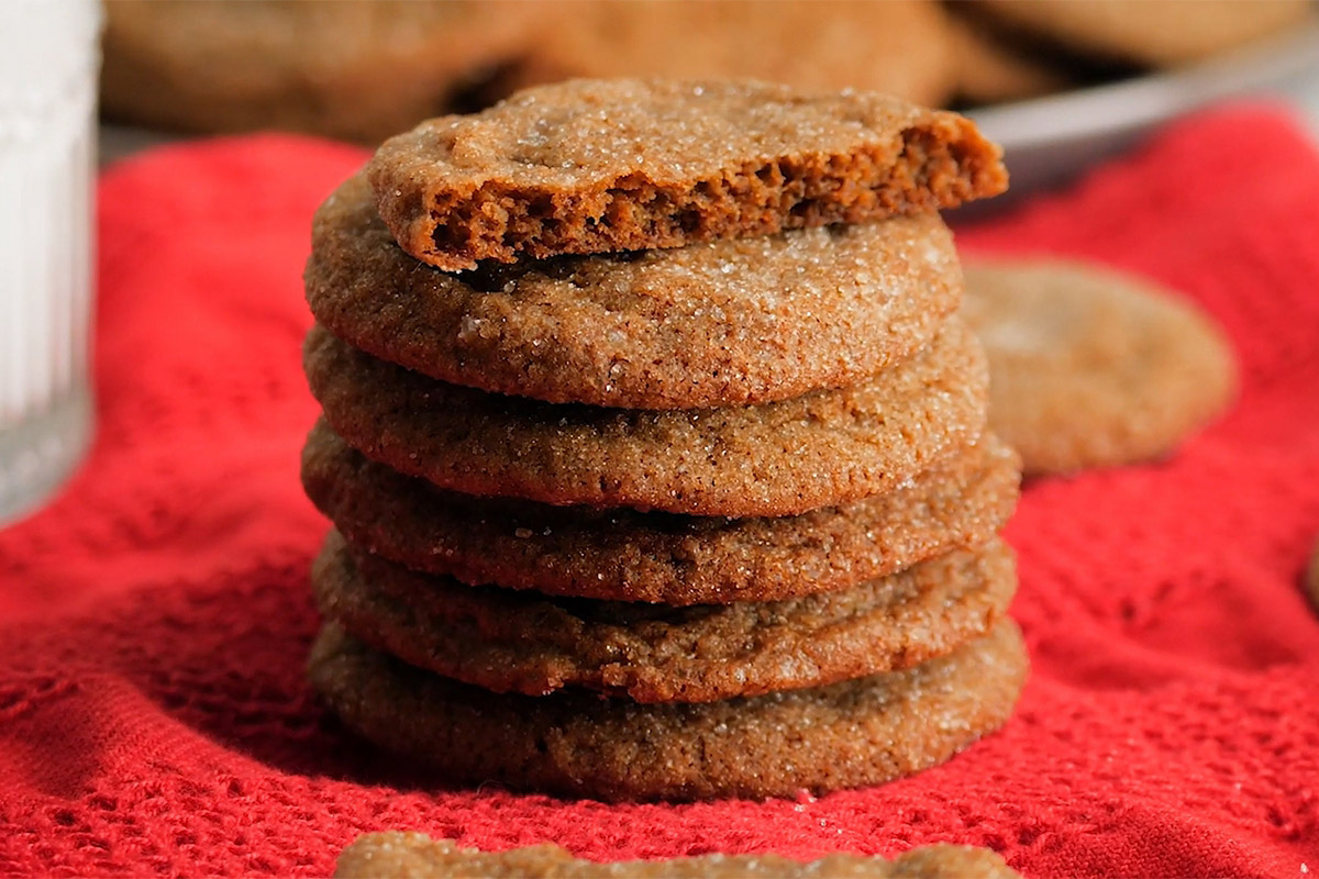 Soft & Chewy Ginger Molasses Cookies Recipe