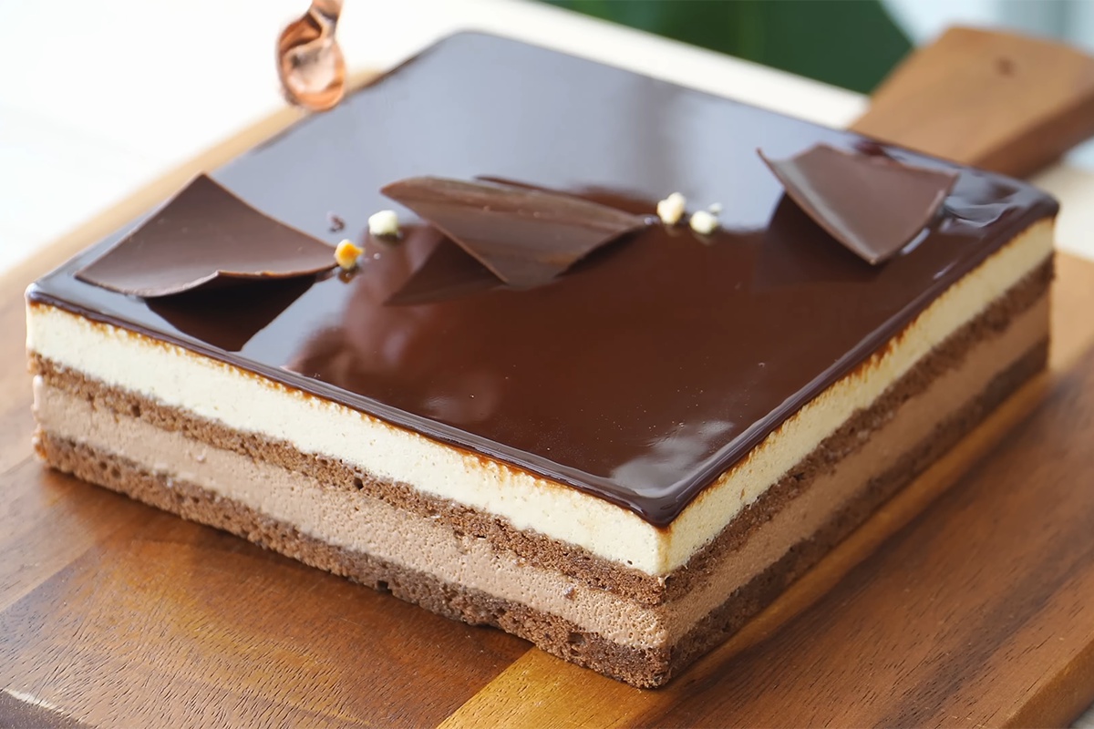 Easy Praline Chocolate Mousse Cake